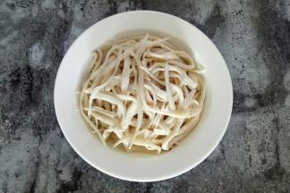 蒸熟的杏鲍菇晾凉，用手撕成条，挤干水份，放入碗中