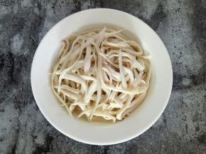 蒸熟的杏鲍菇晾凉，用手撕成条，挤干水份，放入碗中