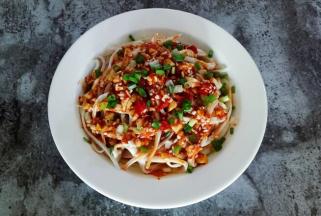 把调好的料汁浇在杏鲍菇上，吃的时候拌均匀即可