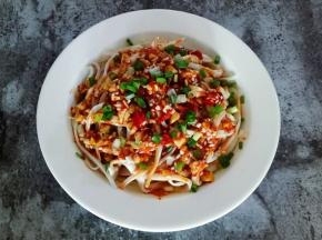 把调好的料汁浇在杏鲍菇上，吃的时候拌均匀即可