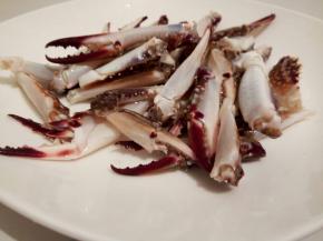 先把螃蟹脚掰下来，洗干净，用刀背给它拍一下（便于入味）