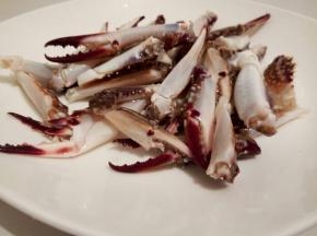 先把螃蟹脚掰下来，洗干净，用刀背给它拍一下（便于入味）