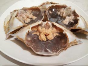 把螃蟹的蟹膏可以挖下来一起腌制，或者拿螃蟹壳做汤也可以