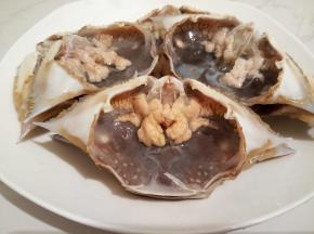 把螃蟹的蟹膏可以挖下来一起腌制，或者拿螃蟹壳做汤也可以