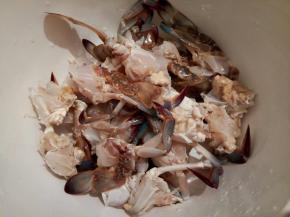 用剪刀把螃蟹剪成小块