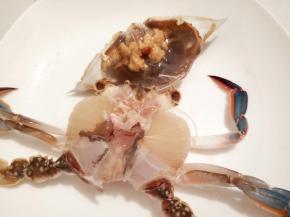 这样螃蟹壳轻轻一掰就下来了