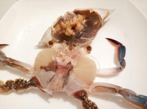 这样螃蟹壳轻轻一掰就下来了