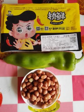 1、1原料：鸭脖、青椒、花生。