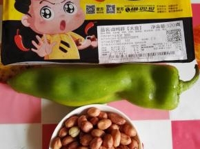 1、1原料：鸭脖、青椒、花生。