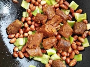 5、下入鸭脖，将所在食材翻炒均匀即可出锅。