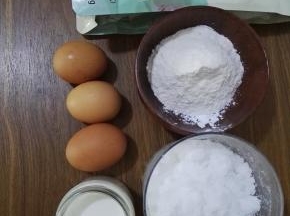 1、原料 鸡蛋、低筋面粉、白糖 、纯净水、盐、白醋、酸奶、美仁枣。