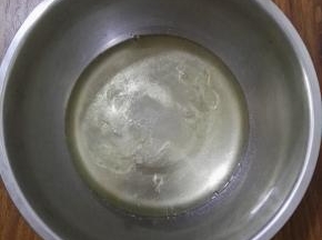 7、蛋白中加入盐和白醋。