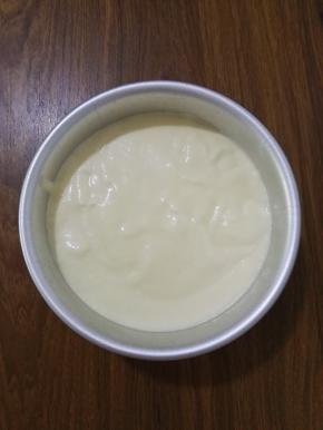 11、烤箱预热上下火140度，搅拌好的面糊倒入模具中，我用的六寸的活底蛋糕模。