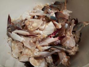 两手拿着容器，上下掂几下，盖保鲜膜放冰箱冷藏一夜就可以吃了。