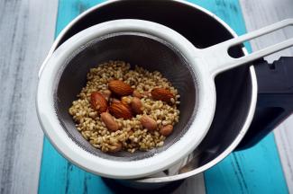 将糙米花生杏仁洗净后放入破壁机。