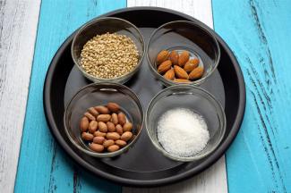 准备食材：糙米50克、杏仁10克、花生仁15克、砂糖15克。