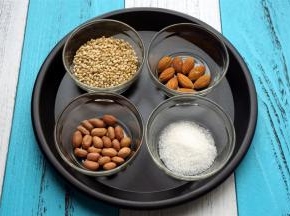 准备食材：糙米50克、杏仁10克、花生仁15克、砂糖15克。