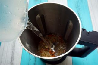 加入300毫升清水。