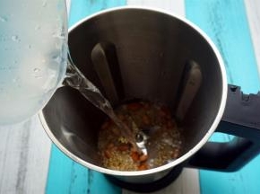 加入300毫升清水。