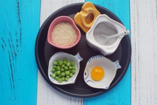 准备食材：大米70克、豌豆20克、蛋黄1个、食盐少许。