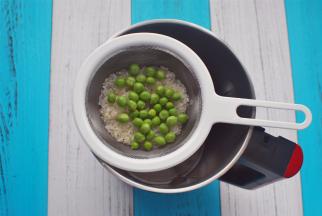 将大米豌豆洗净后放入破壁机。