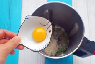 鸡蛋分离蛋白蛋黄，将蛋黄放入破壁机，蛋白不用。