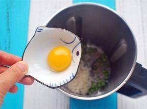 鸡蛋分离蛋白蛋黄，将蛋黄放入破壁机，蛋白不用。