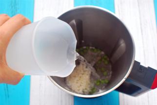 加入300毫升清水。