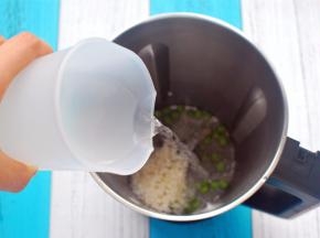 加入300毫升清水。