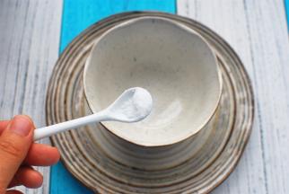 碗里放入少许食盐。