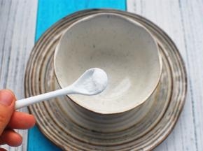 碗里放入少许食盐。