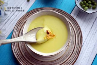 将做好的米糊倒出，搅拌几下让食盐溶解，即可食用。