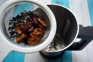 红枣洗净后去核，连同洗净的紫米、大米一同放入破壁机。