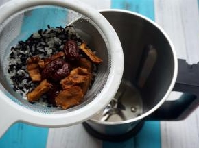 红枣洗净后去核，连同洗净的紫米、大米一同放入破壁机。