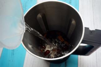 加入300毫升清水。