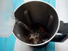 加入300毫升清水。