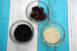 准备食材：紫米30克、大米30克、红枣5个。