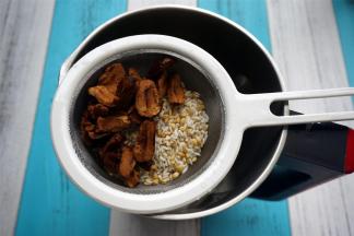 红枣洗净后去核，连同洗净的小麦仁、糯米放入破壁机。