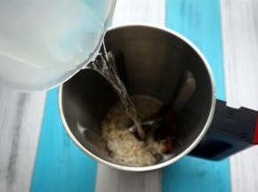 加入清水300毫升。