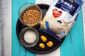 准备食材：燕麦片20克、黄豆30克、栗子30克、砂糖15克。