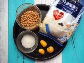 准备食材：燕麦片20克、黄豆30克、栗子30克、砂糖15克。