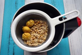 将除砂糖外的食材洗净，放入破壁机。