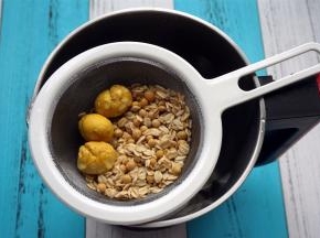 将除砂糖外的食材洗净，放入破壁机。