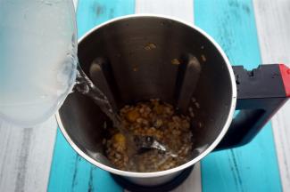 加入300毫升清水。