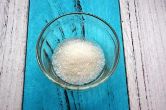 程序结束后加入砂糖，再搅打10秒左右。