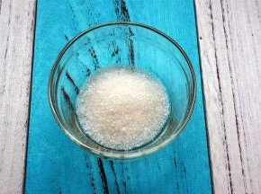 程序结束后加入砂糖，再搅打10秒左右。