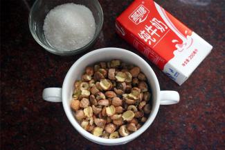 准备食材：晒干的无芯莲子60克，牛奶200毫升，砂糖40克。