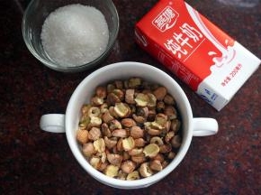 准备食材：晒干的无芯莲子60克，牛奶200毫升，砂糖40克。