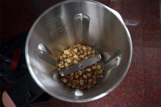 将莲子干放入破壁机的研磨打粉一字杯，进行打粉。