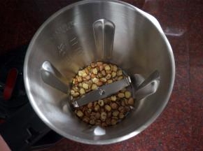 将莲子干放入破壁机的研磨打粉一字杯，进行打粉。